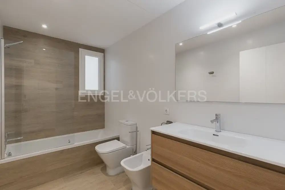Appartement de 3 chambres à louer à Valence ville avec garage - 3 500 € (Ref: 10079123)
