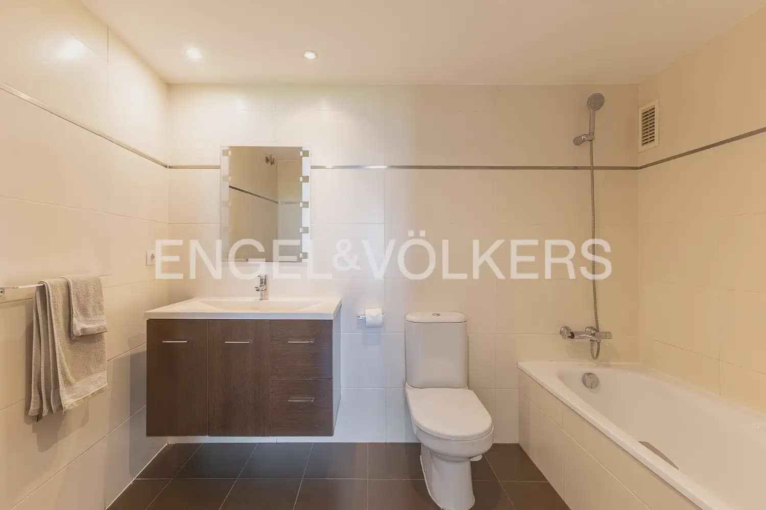 Piso de 2 habitaciones en València ciudad en alquiler con piscina garaje - 1.800 € (Ref: 10082156)