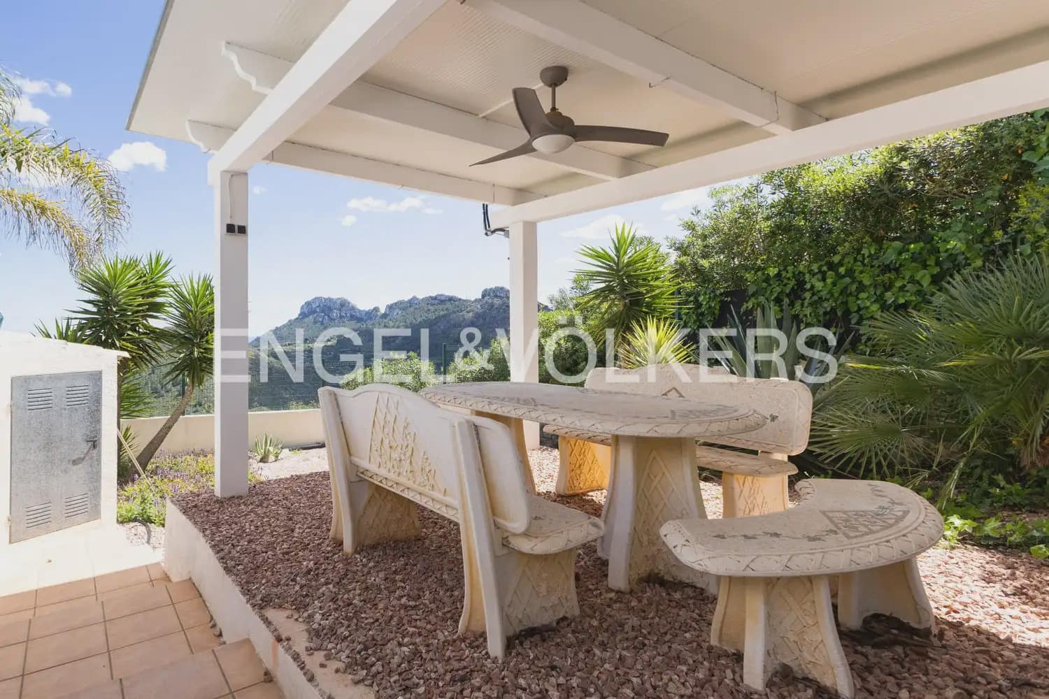 Chalet de 4 habitaciones en Ráfol de Almunia en venta con piscina garaje - 690.000 € (Ref: 10086435)