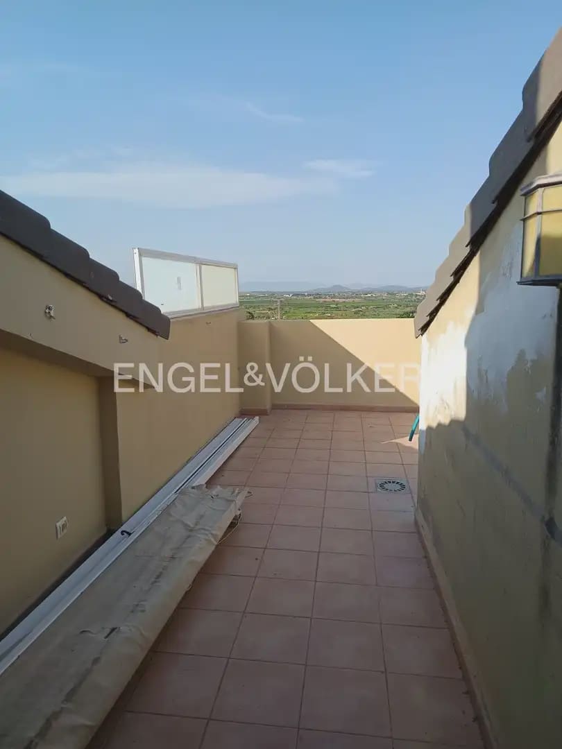4 bedroom Penthouse for rent in Chiva with garage - € 1,200 (Ref: 10088588)