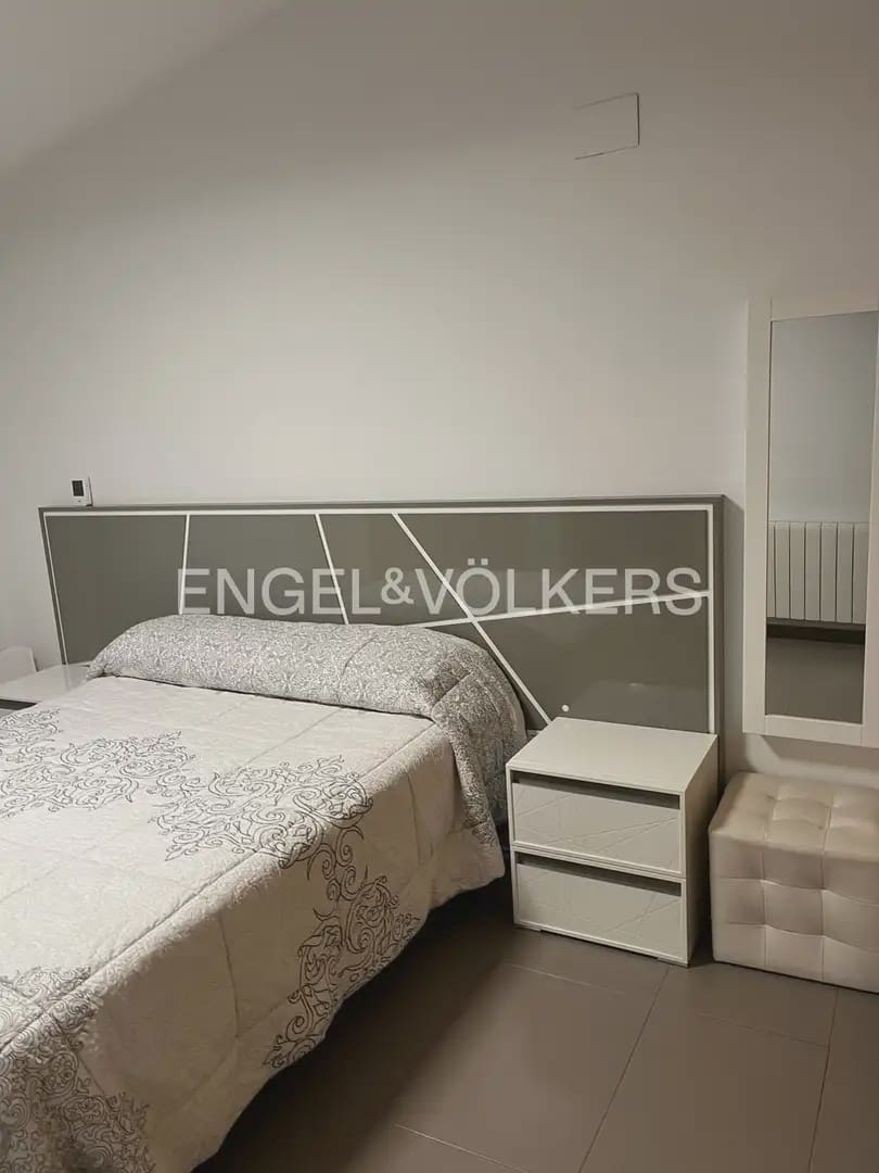 5 soverom Kjedet enebolig til leie i La Pobla de Vallbona med svømmebasseng garasje - € 1 900 (Ref: 10093912)