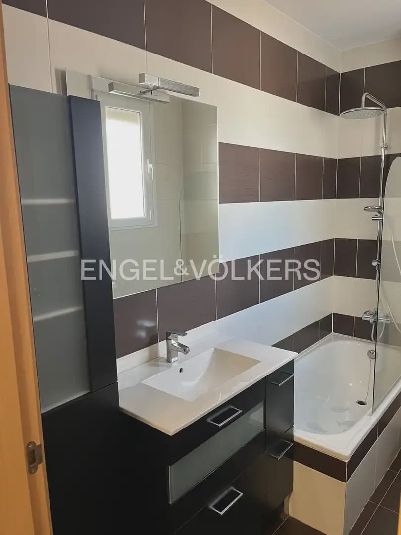 5 soverom Kjedet enebolig til leie i La Pobla de Vallbona med svømmebasseng garasje - € 1 900 (Ref: 10093912)
