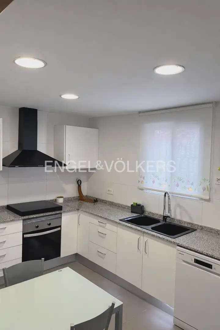 5 soverom Kjedet enebolig til leie i La Pobla de Vallbona med svømmebasseng garasje - € 1 900 (Ref: 10093912)