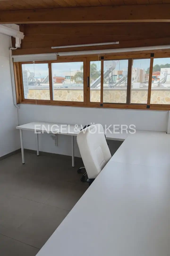 5 soverom Kjedet enebolig til leie i La Pobla de Vallbona med svømmebasseng garasje - € 1 900 (Ref: 10093912)