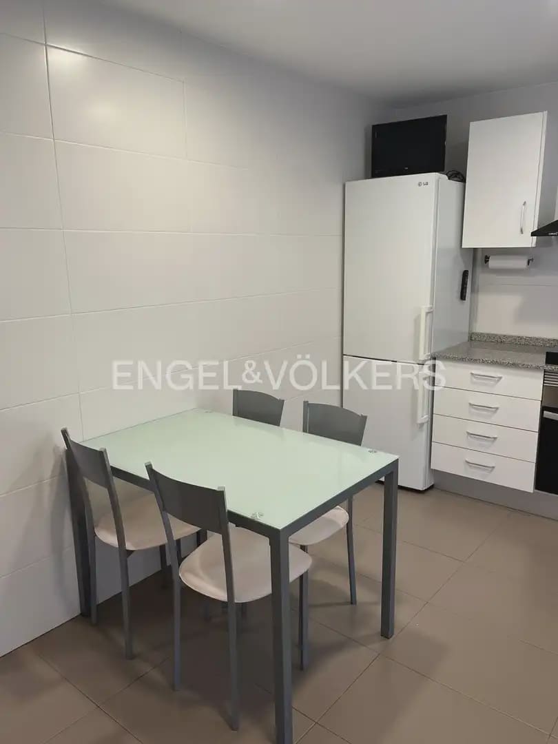 5 soverom Kjedet enebolig til leie i La Pobla de Vallbona med svømmebasseng garasje - € 1 900 (Ref: 10093912)