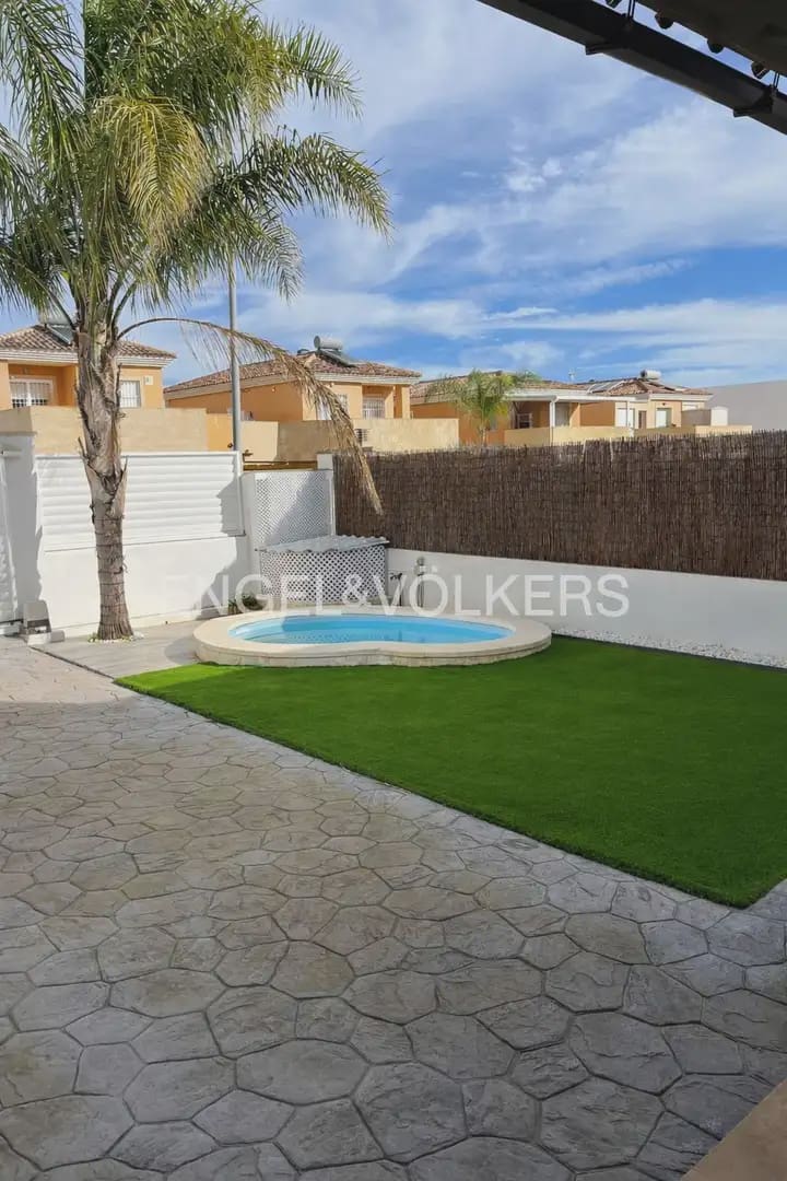 5 soverom Kjedet enebolig til leie i La Pobla de Vallbona med svømmebasseng garasje - € 1 900 (Ref: 10093912)