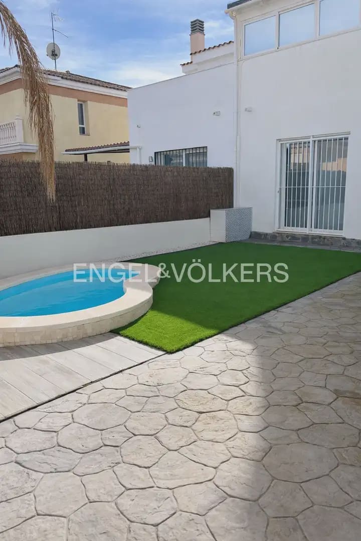 5 soverom Kjedet enebolig til leie i La Pobla de Vallbona med svømmebasseng garasje - € 1 900 (Ref: 10093912)