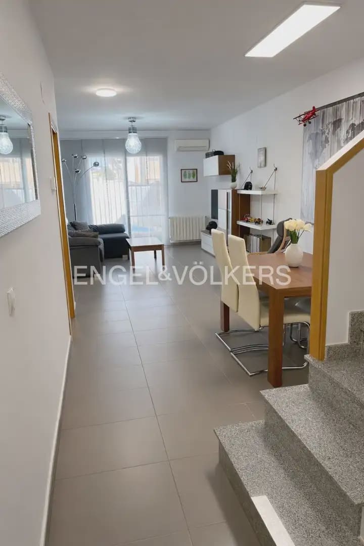 5 soverom Kjedet enebolig til leie i La Pobla de Vallbona med svømmebasseng garasje - € 1 900 (Ref: 10093912)