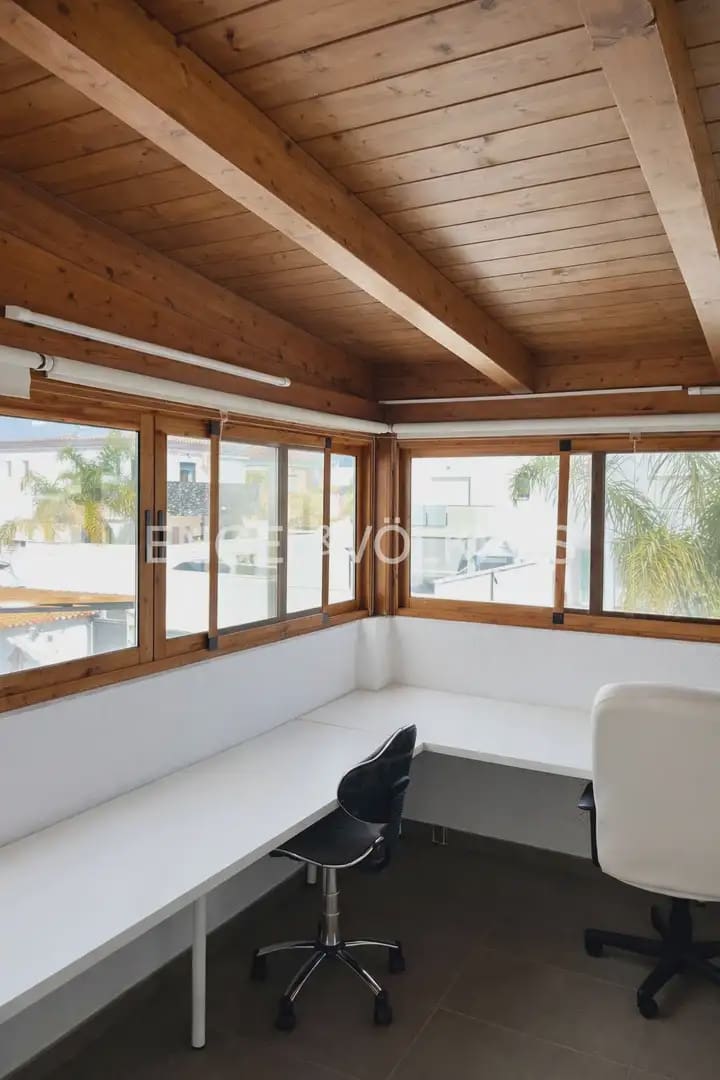 5 soverom Kjedet enebolig til leie i La Pobla de Vallbona med svømmebasseng garasje - € 1 900 (Ref: 10093912)