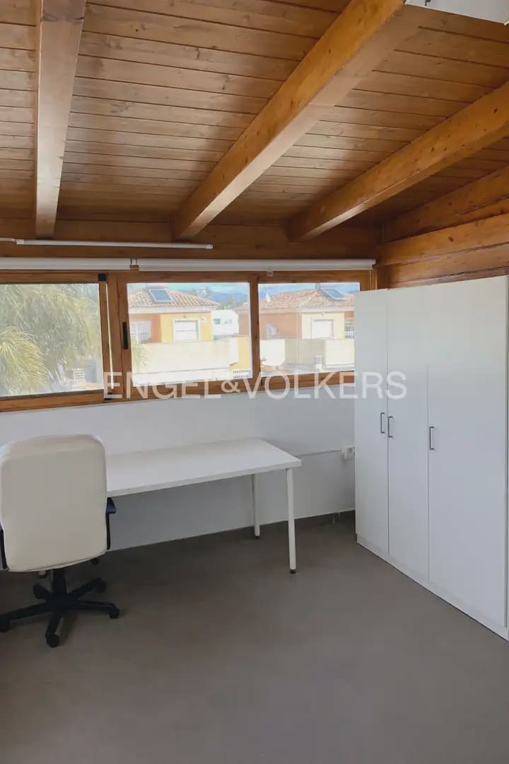 5 soverom Kjedet enebolig til leie i La Pobla de Vallbona med svømmebasseng garasje - € 1 900 (Ref: 10093912)