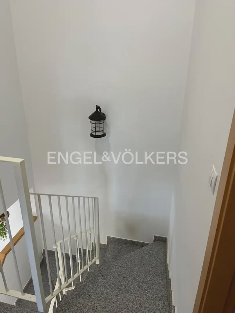 5 soverom Kjedet enebolig til leie i La Pobla de Vallbona med svømmebasseng garasje - € 1 900 (Ref: 10093912)