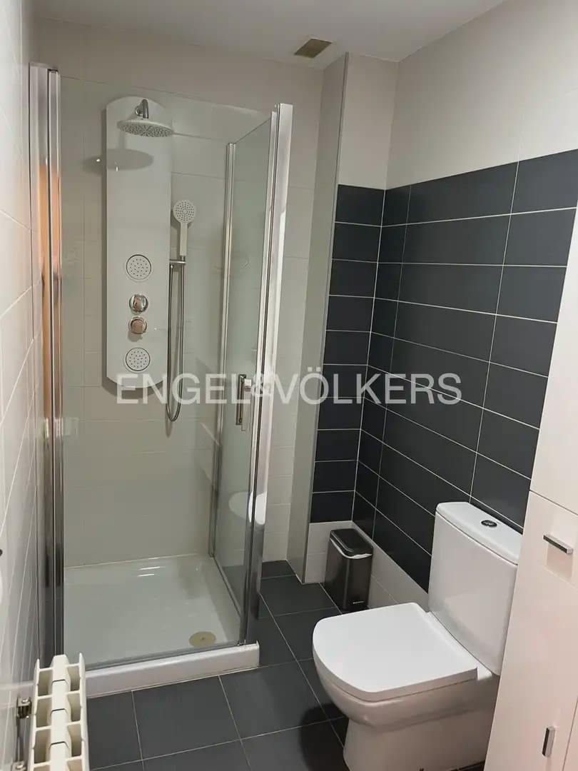 5 soverom Kjedet enebolig til leie i La Pobla de Vallbona med svømmebasseng garasje - € 1 900 (Ref: 10093912)