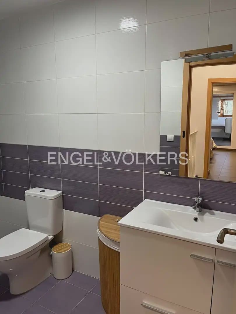 5 soverom Kjedet enebolig til leie i La Pobla de Vallbona med svømmebasseng garasje - € 1 900 (Ref: 10093912)