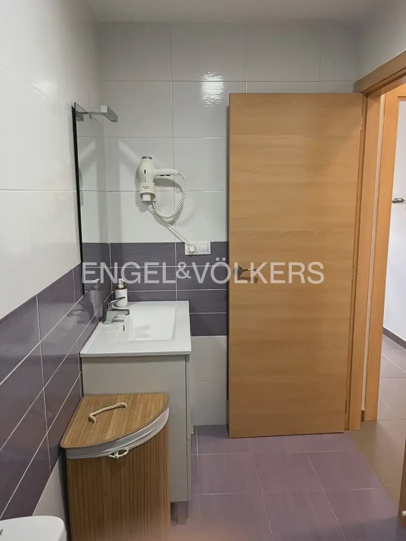 5 soverom Kjedet enebolig til leie i La Pobla de Vallbona med svømmebasseng garasje - € 1 900 (Ref: 10093912)