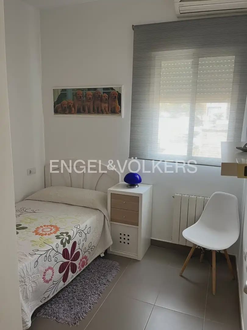 5 soverom Kjedet enebolig til leie i La Pobla de Vallbona med svømmebasseng garasje - € 1 900 (Ref: 10093912)