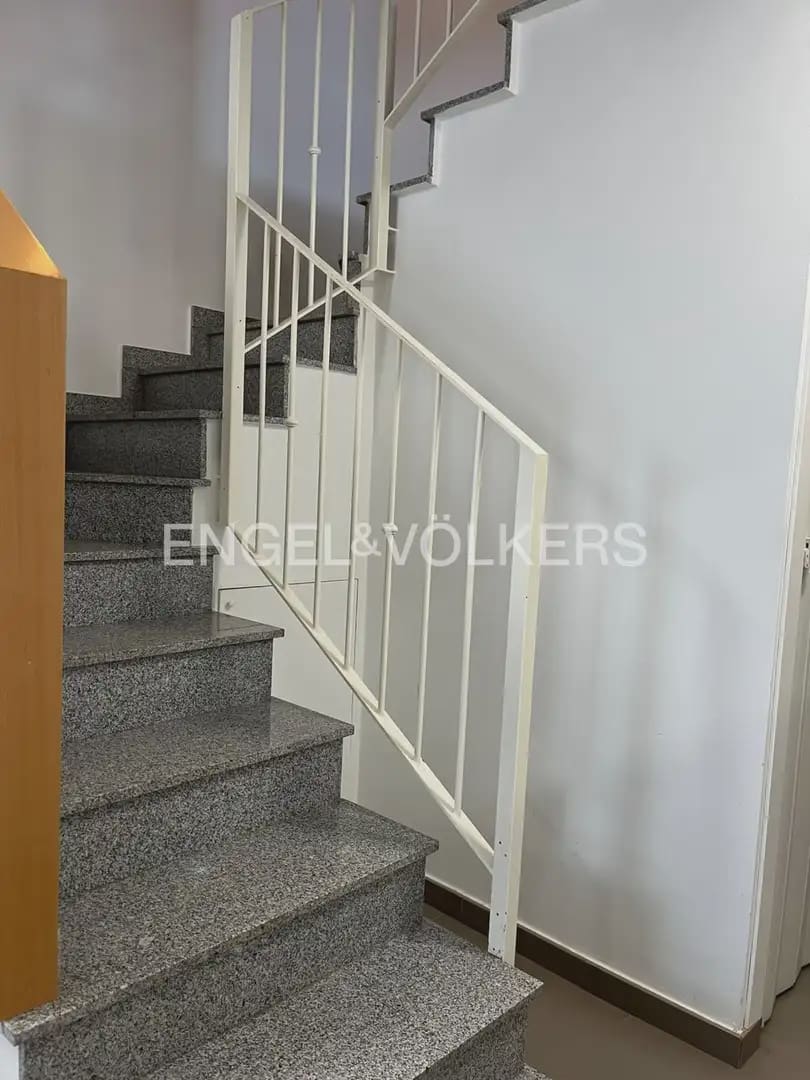 5 soverom Kjedet enebolig til leie i La Pobla de Vallbona med svømmebasseng garasje - € 1 900 (Ref: 10093912)