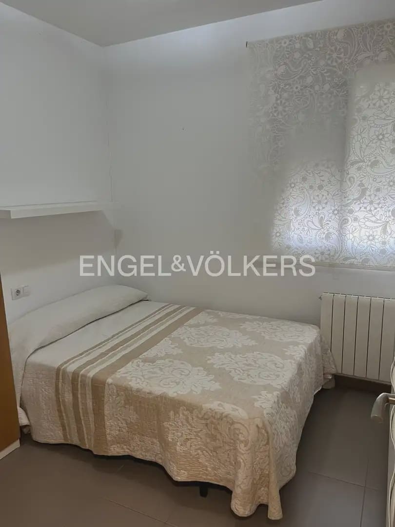 5 soverom Kjedet enebolig til leie i La Pobla de Vallbona med svømmebasseng garasje - € 1 900 (Ref: 10093912)