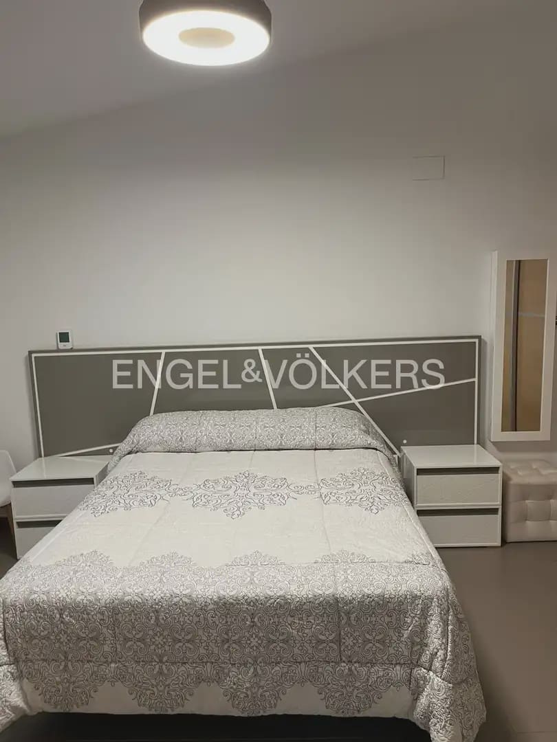 5 soverom Kjedet enebolig til leie i La Pobla de Vallbona med svømmebasseng garasje - € 1 900 (Ref: 10093912)