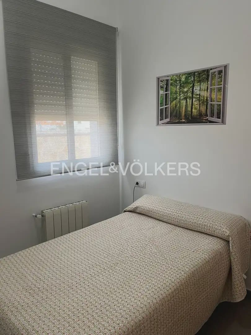5 soverom Kjedet enebolig til leie i La Pobla de Vallbona med svømmebasseng garasje - € 1 900 (Ref: 10093912)