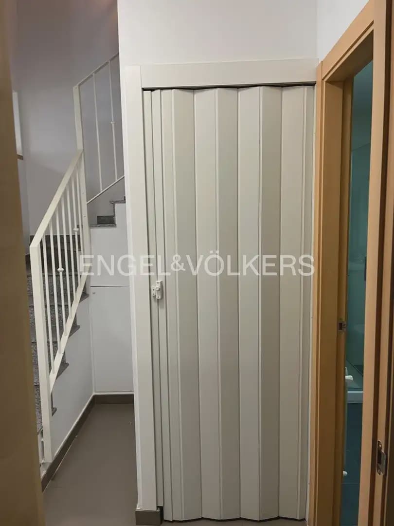 5 soverom Kjedet enebolig til leie i La Pobla de Vallbona med svømmebasseng garasje - € 1 900 (Ref: 10093912)