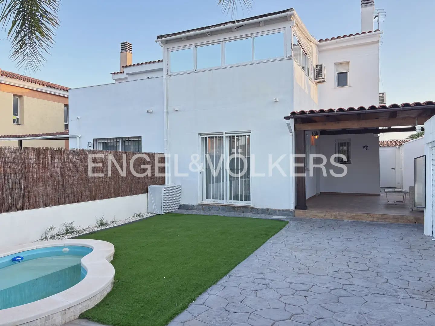 5 soverom Kjedet enebolig til leie i La Pobla de Vallbona med svømmebasseng garasje - € 1 900 (Ref: 10093912)