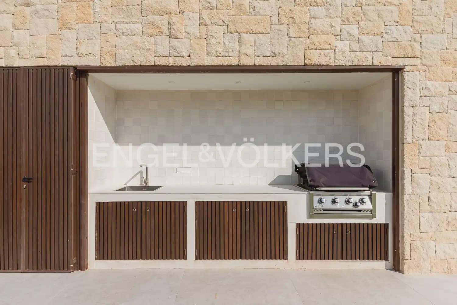 5 bedroom Villa for sale in L'Eliana with garage - € 1,480,000 (Ref: 10093913)