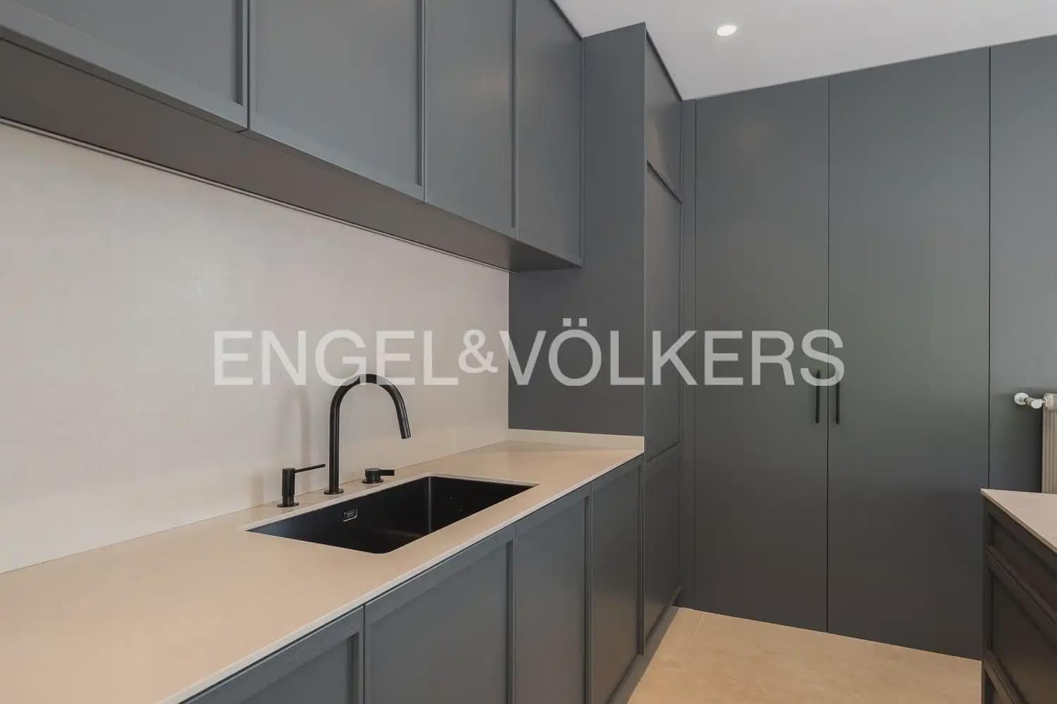 5 bedroom Villa for sale in L'Eliana with garage - € 1,480,000 (Ref: 10093913)