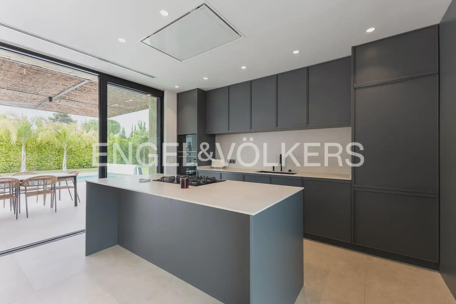 5 bedroom Villa for sale in L'Eliana with garage - € 1,480,000 (Ref: 10093913)