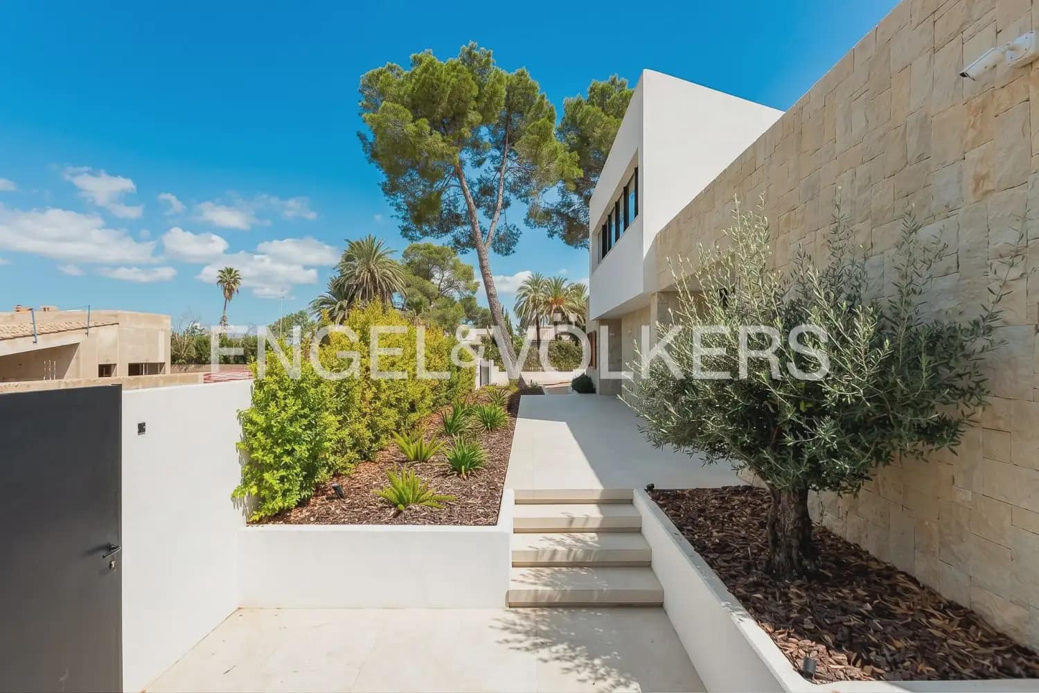5 bedroom Villa for sale in L'Eliana with garage - € 1,480,000 (Ref: 10093913)