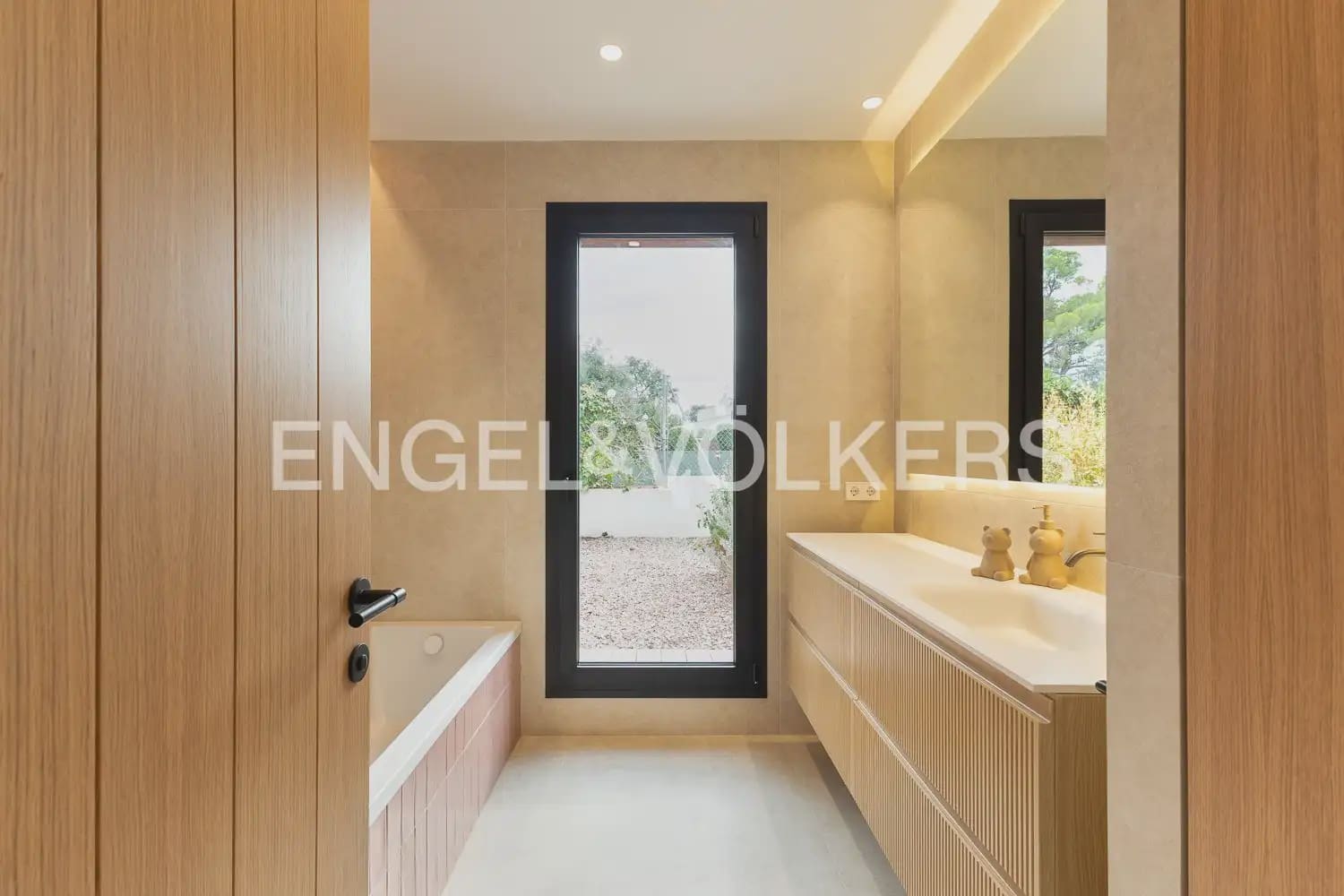 5 bedroom Villa for sale in L'Eliana with garage - € 1,480,000 (Ref: 10093913)