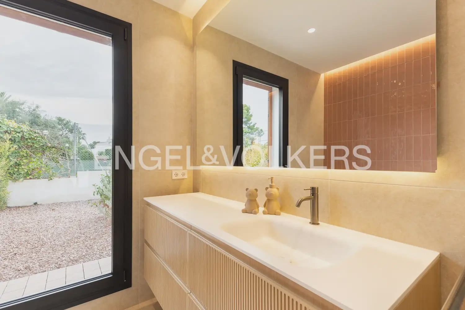 5 bedroom Villa for sale in L'Eliana with garage - € 1,480,000 (Ref: 10093913)