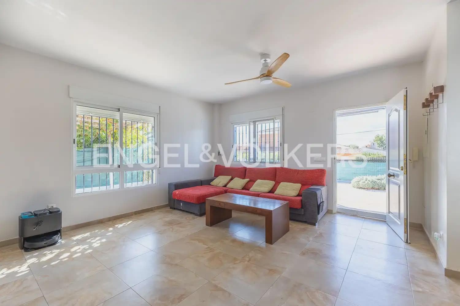 3 bedroom Villa for rent in Picassent with pool garage - € 1,900 (Ref: 10095767)