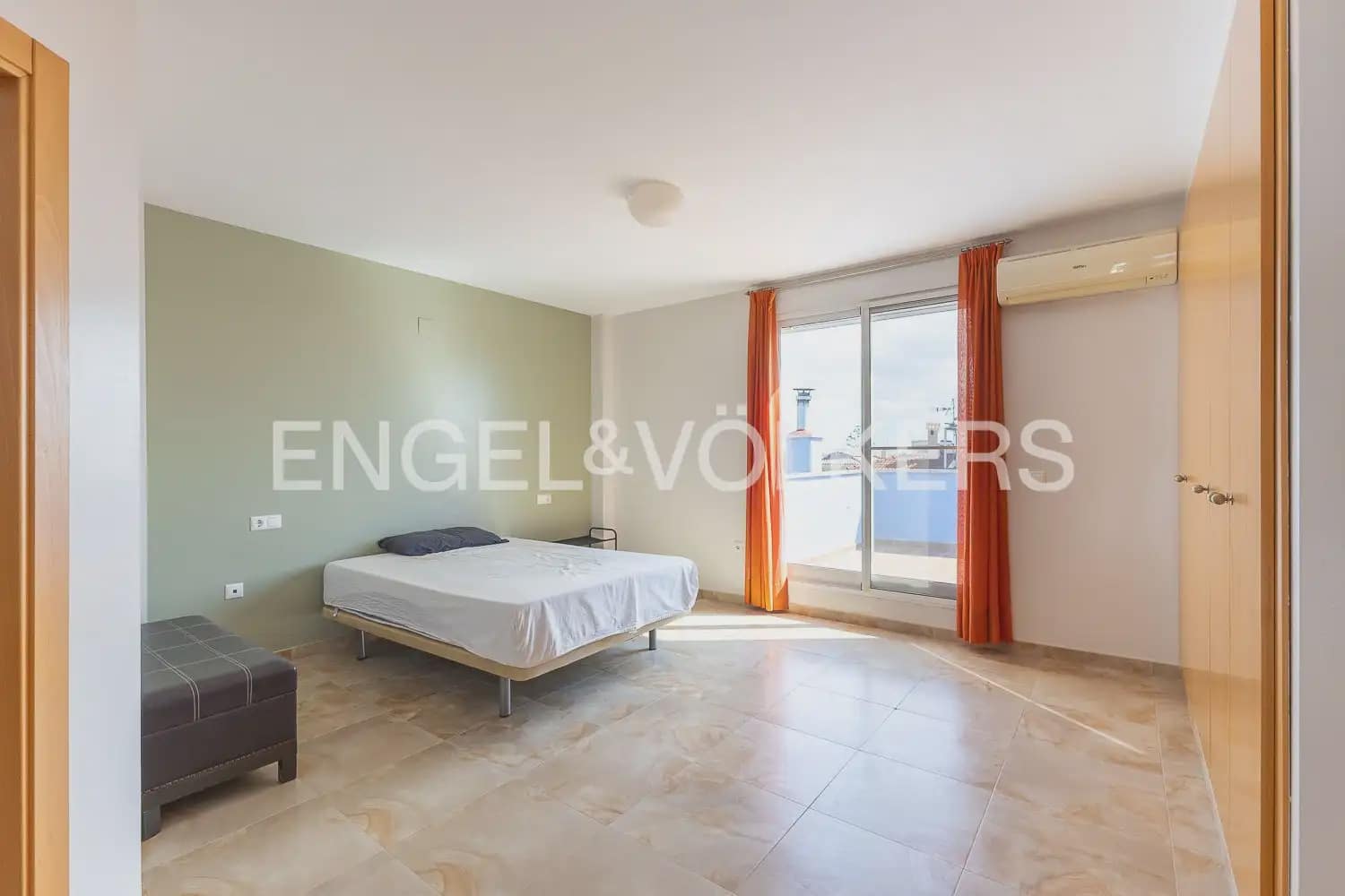 3 bedroom Villa for rent in Picassent with pool garage - € 1,900 (Ref: 10095767)