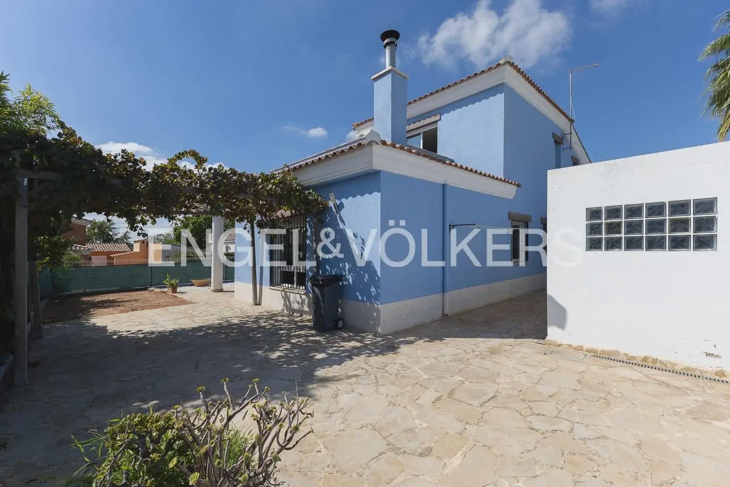 3 bedroom Villa for rent in Picassent with pool garage - € 1,900 (Ref: 10095767)