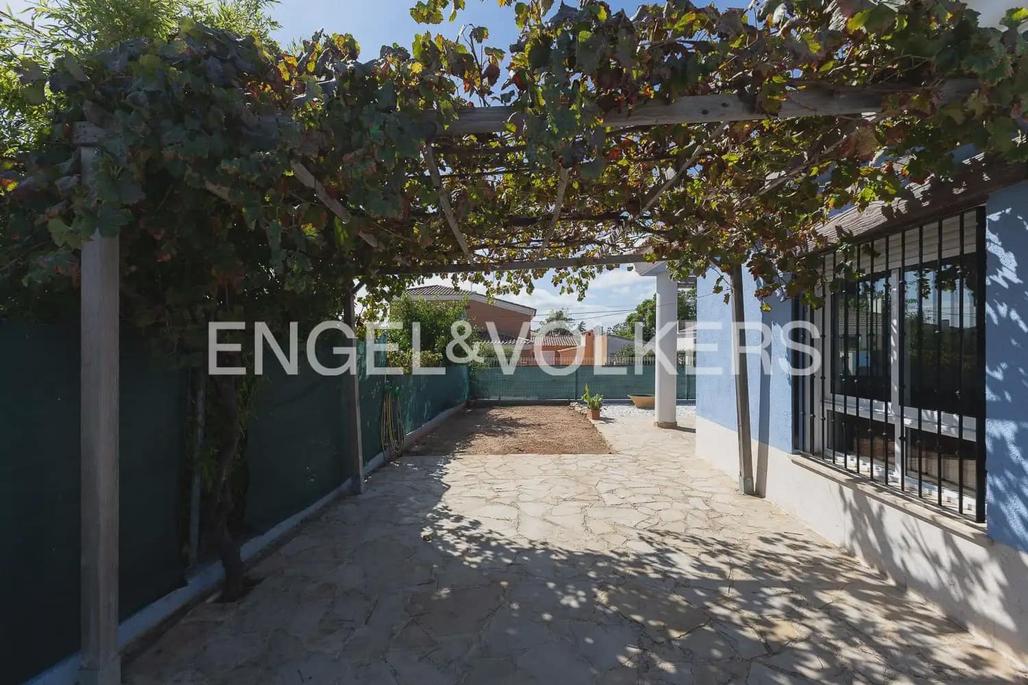 3 bedroom Villa for rent in Picassent with pool garage - € 1,900 (Ref: 10095767)