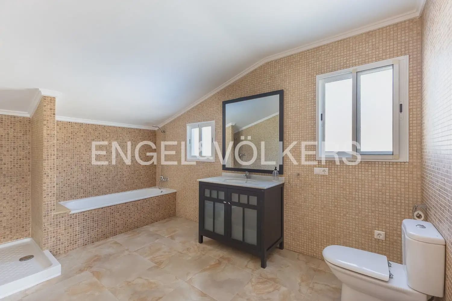 3 bedroom Villa for rent in Picassent with pool garage - € 1,900 (Ref: 10095767)