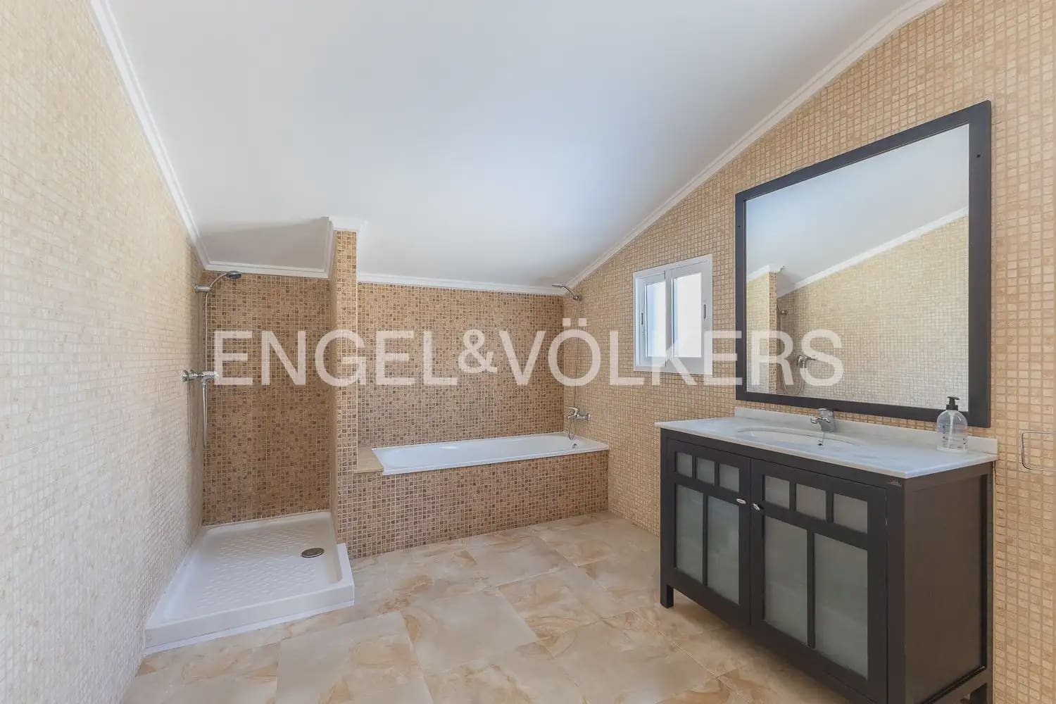 3 bedroom Villa for rent in Picassent with pool garage - € 1,900 (Ref: 10095767)