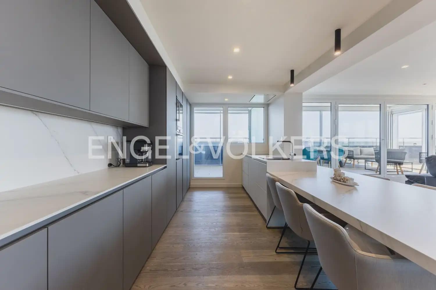 2 Zimmer Penthouse zu verkaufen in Valencia Stadt mit Pool Garage - 2.990.000 € (Ref: 10099082)