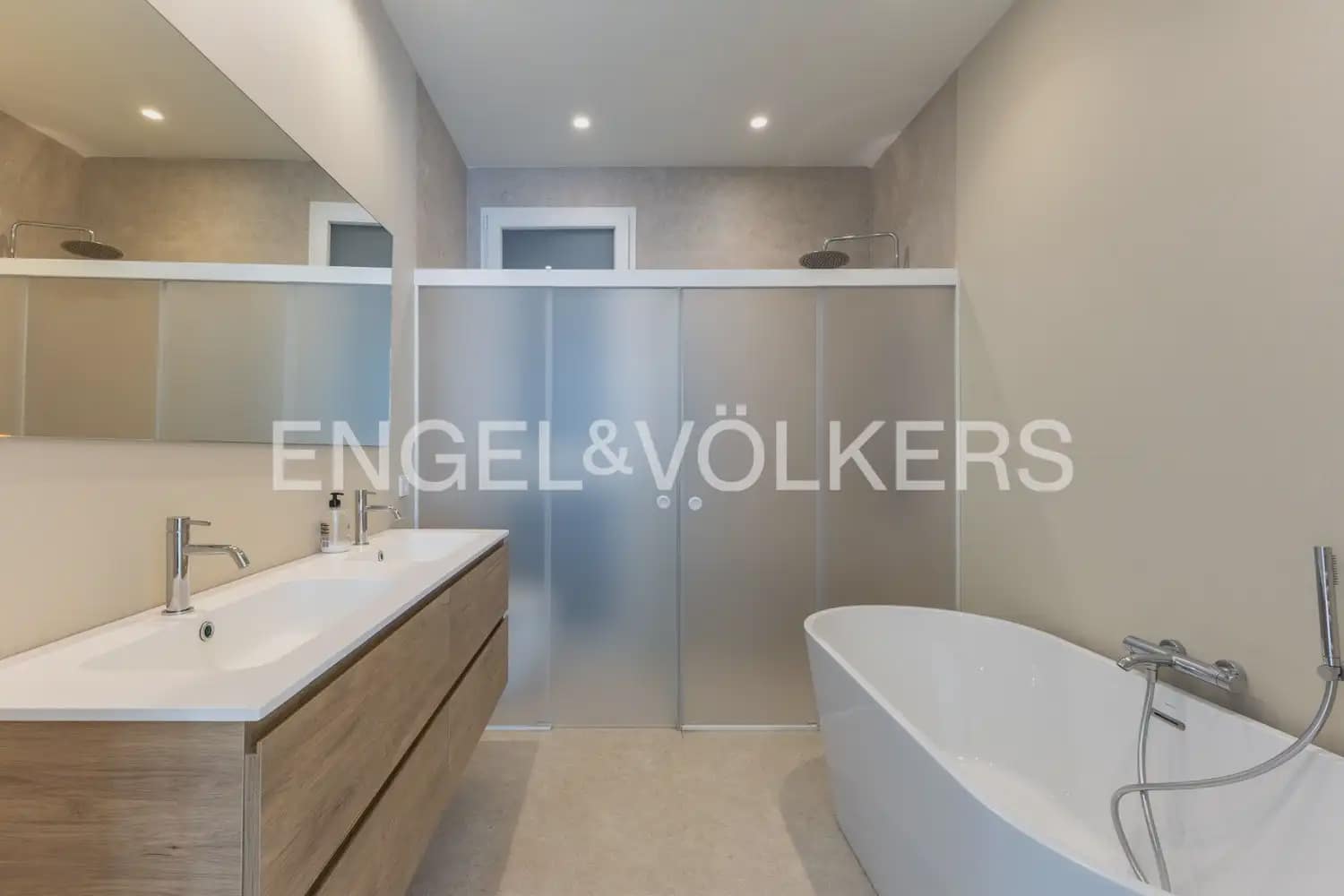 Appartement de 4 chambres à louer à Valence ville - 4 500 € (Ref: 10102823)