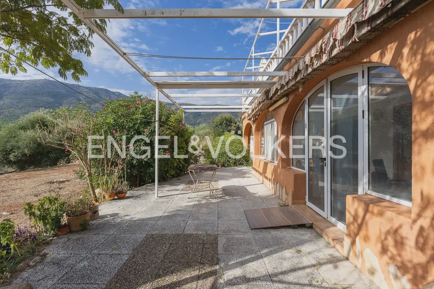 4 bedroom Villa for sale in Parcent with garage - € 400,000 (Ref: 10103644)