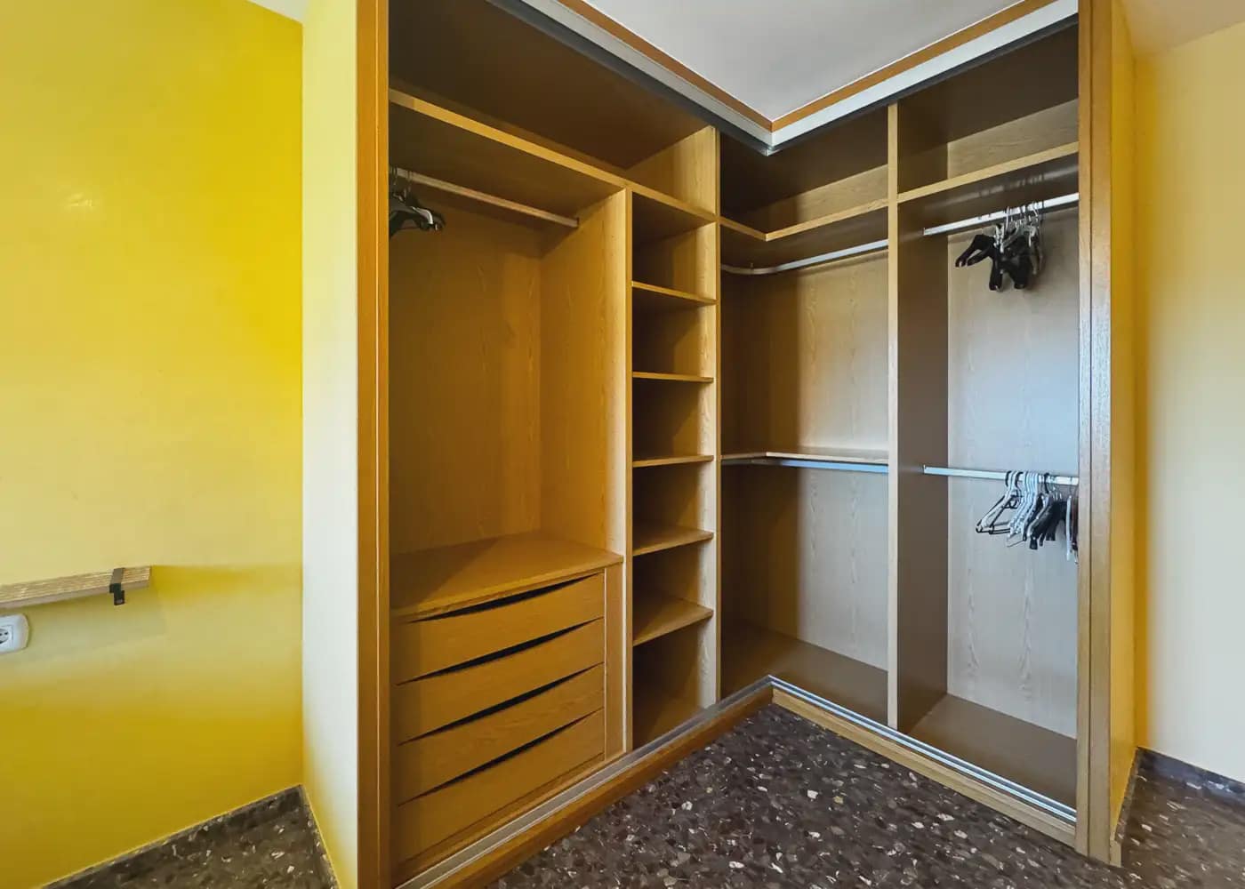 3 bedroom Flat for rent in Paterna - € 1,200 (Ref: 10111911)