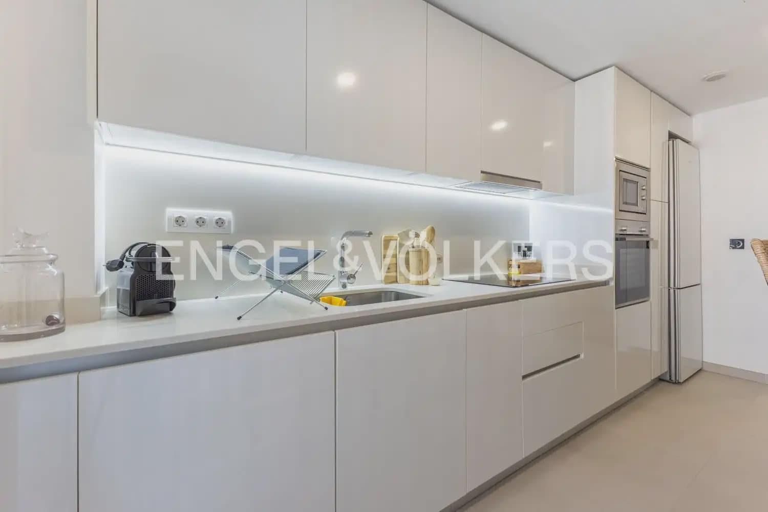 3 bedroom Flat for rent in Valencia city with pool garage - € 2,500 (Ref: 10113468)