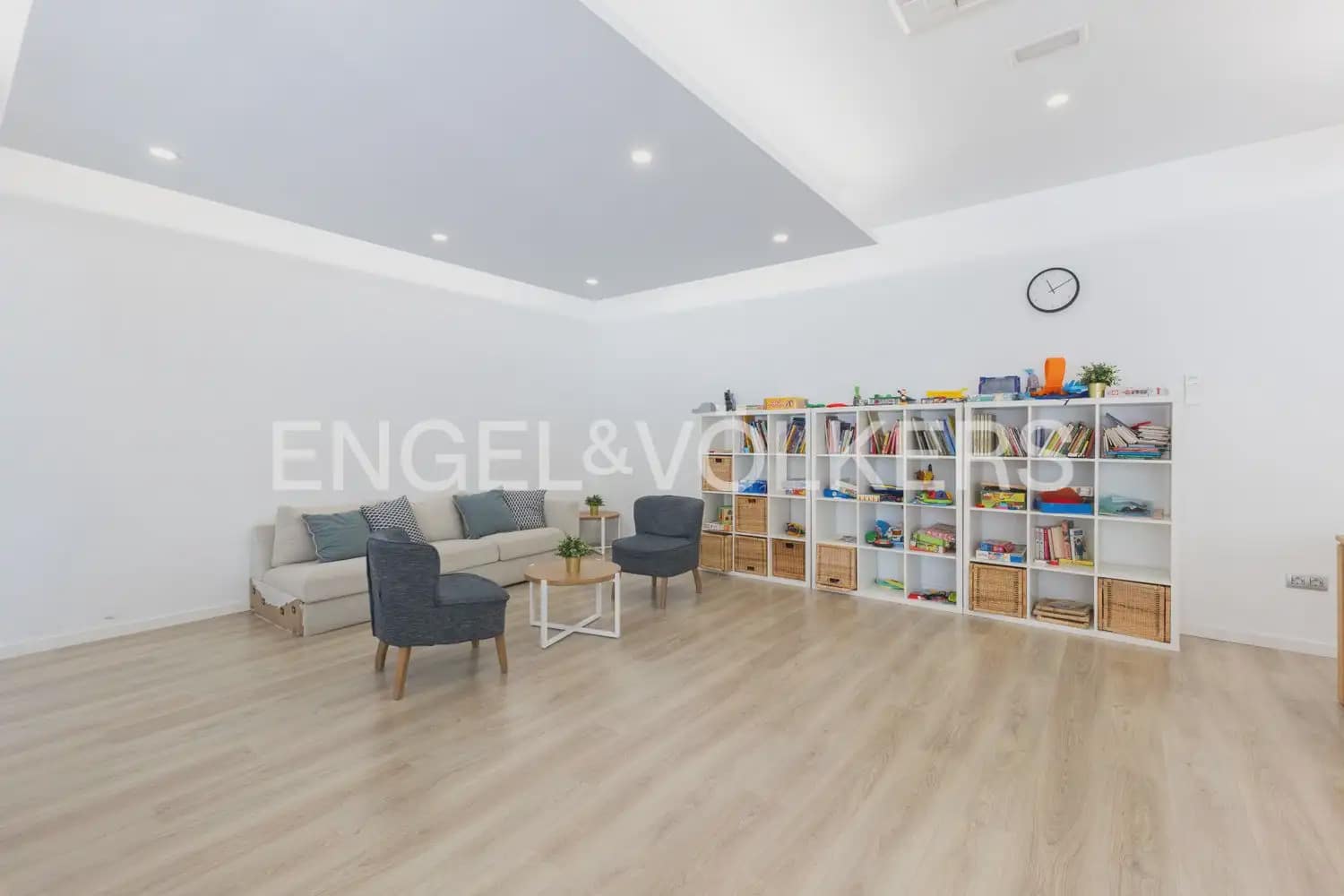 3 bedroom Flat for rent in Valencia city with pool garage - € 2,500 (Ref: 10113468)