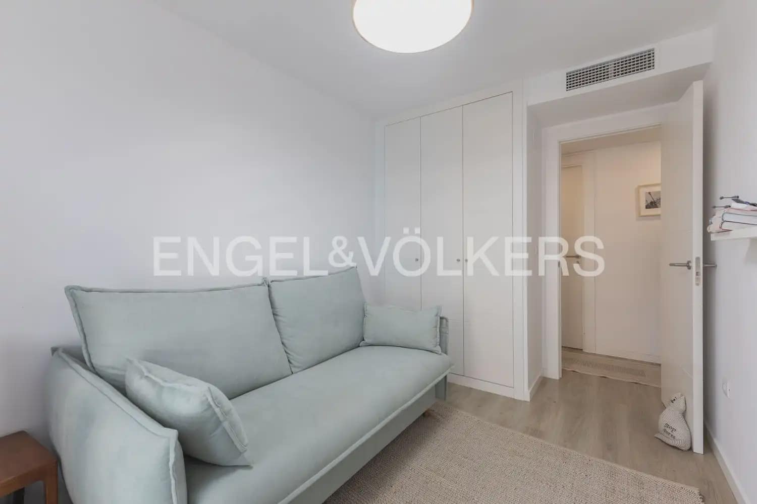 3 bedroom Flat for rent in Valencia city with pool garage - € 2,500 (Ref: 10113468)