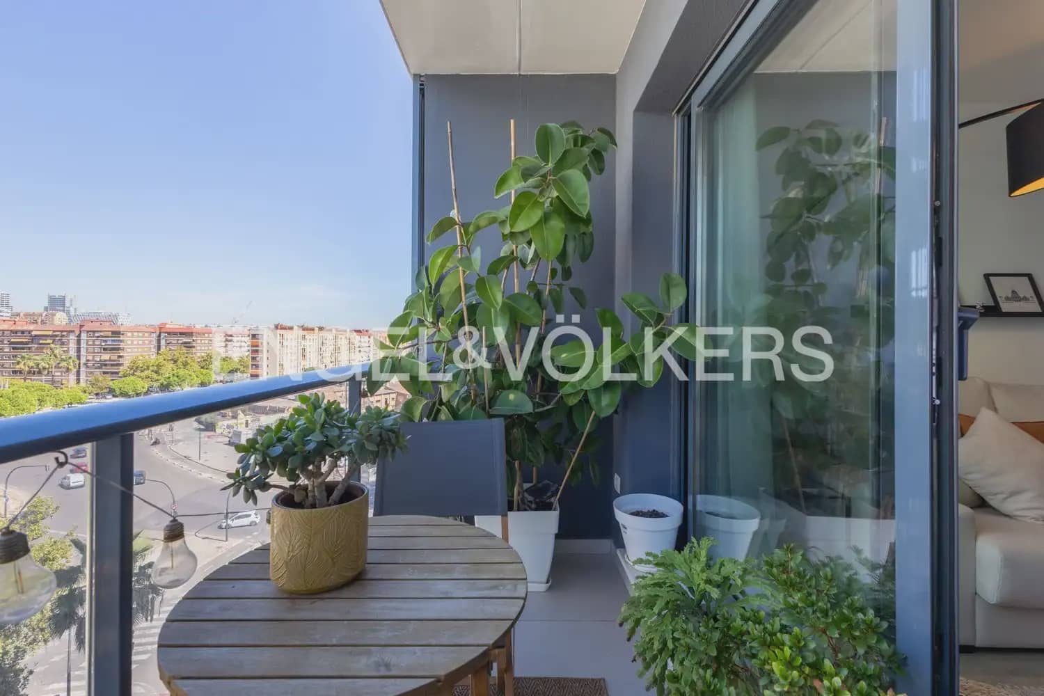 3 bedroom Flat for rent in Valencia city with pool garage - € 2,500 (Ref: 10113468)