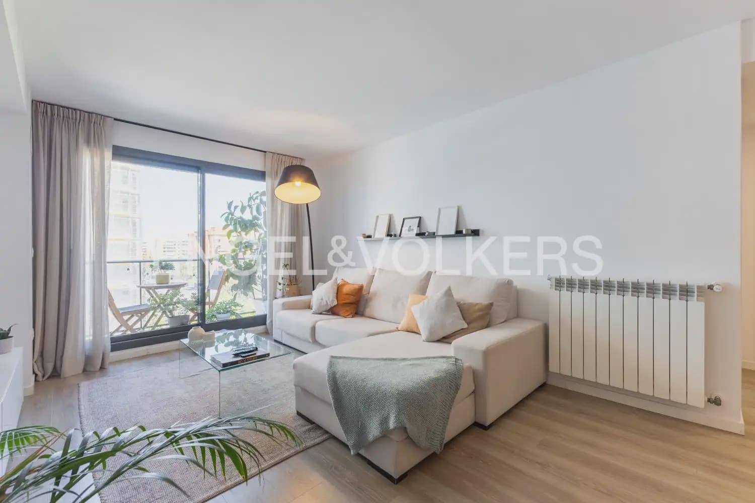 3 bedroom Flat for rent in Valencia city with pool garage - € 2,500 (Ref: 10113468)