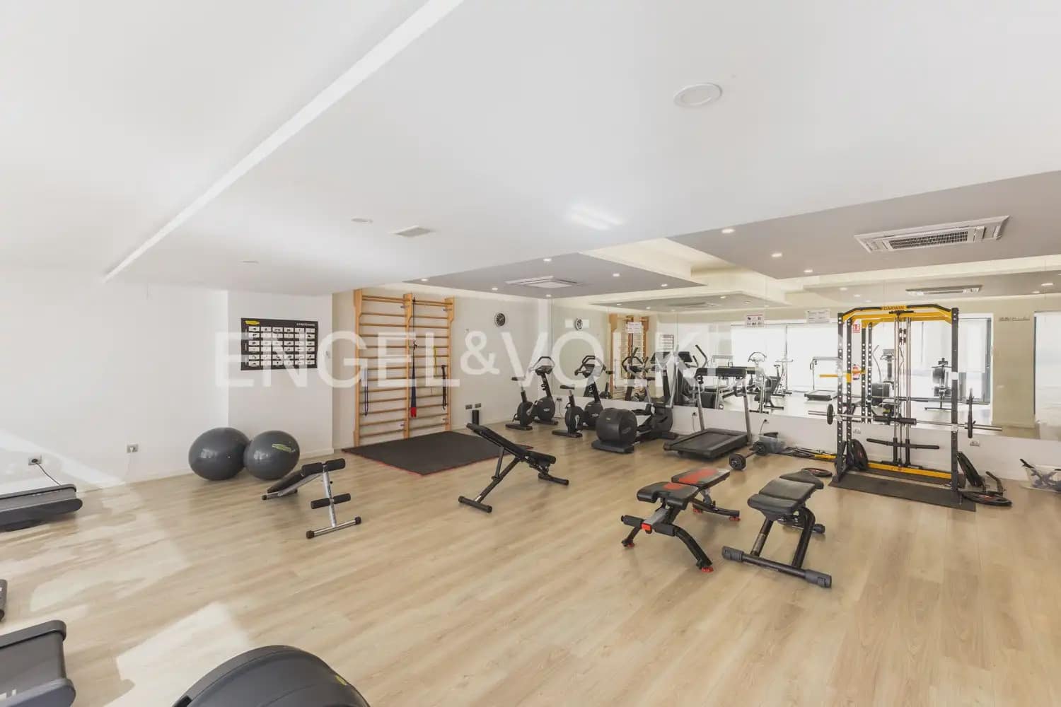 3 bedroom Flat for rent in Valencia city with pool garage - € 2,500 (Ref: 10113468)