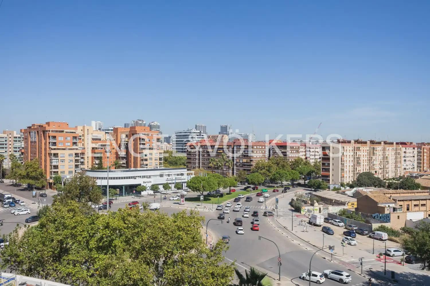 3 bedroom Flat for rent in Valencia city with pool garage - € 2,500 (Ref: 10113468)