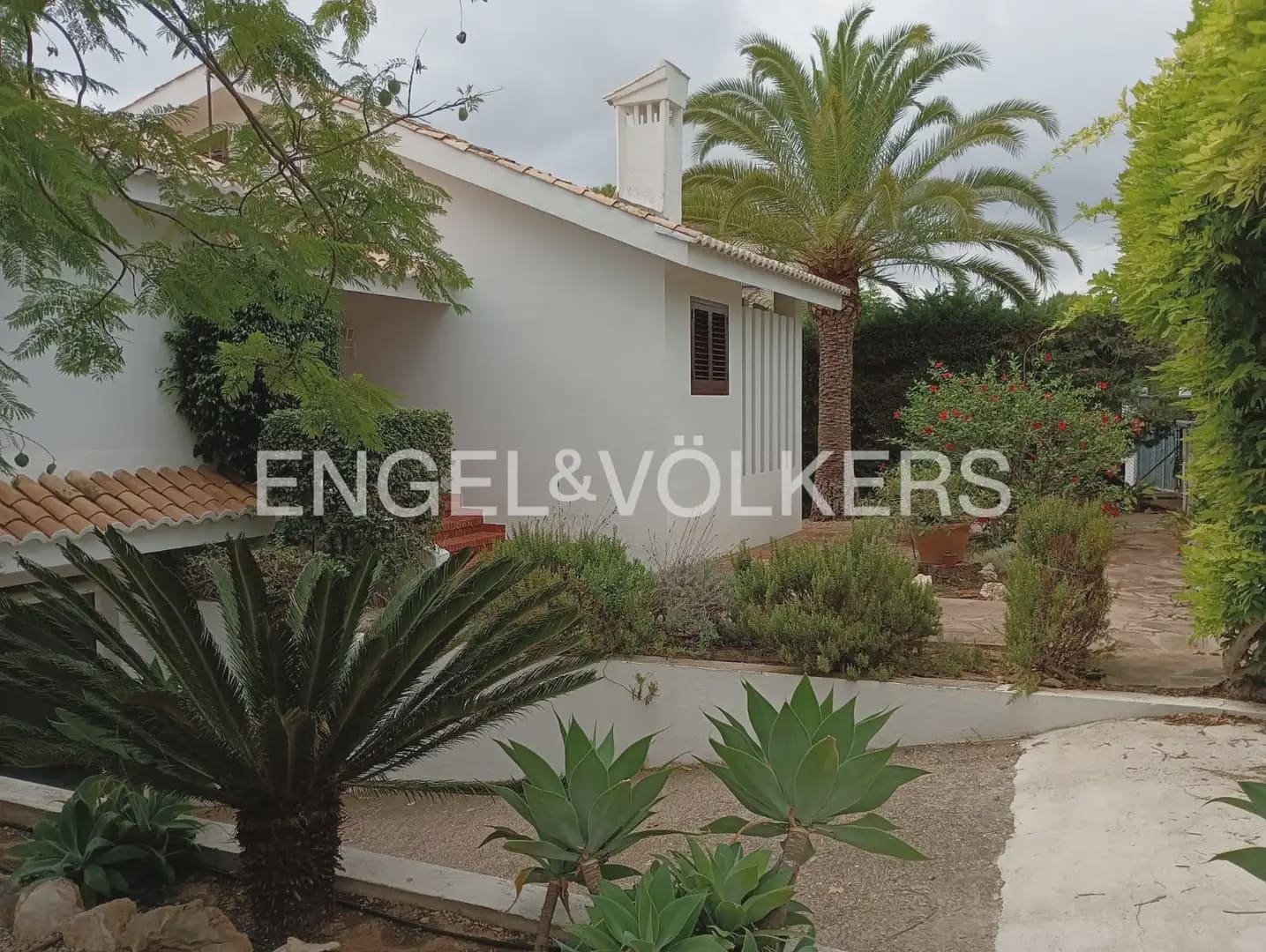 4 bedroom Villa for rent in Picassent with pool garage - € 2,200 (Ref: 10113472)
