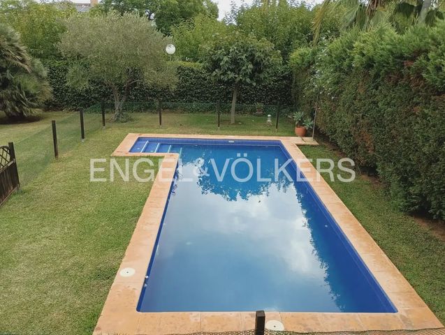 Chalet de 4 habitaciones en Picassent en alquiler con piscina garaje - 2.200 € (Ref: 10113472)